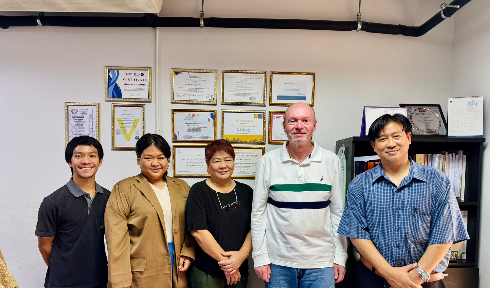ต้อนรับ Professor Nicholas Tsounis, Professor of Economic Analysis